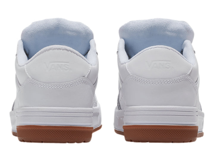 Tenis Vans Hylane en color blanco con suela de goma marrón, diseño casual y cordones blancos.