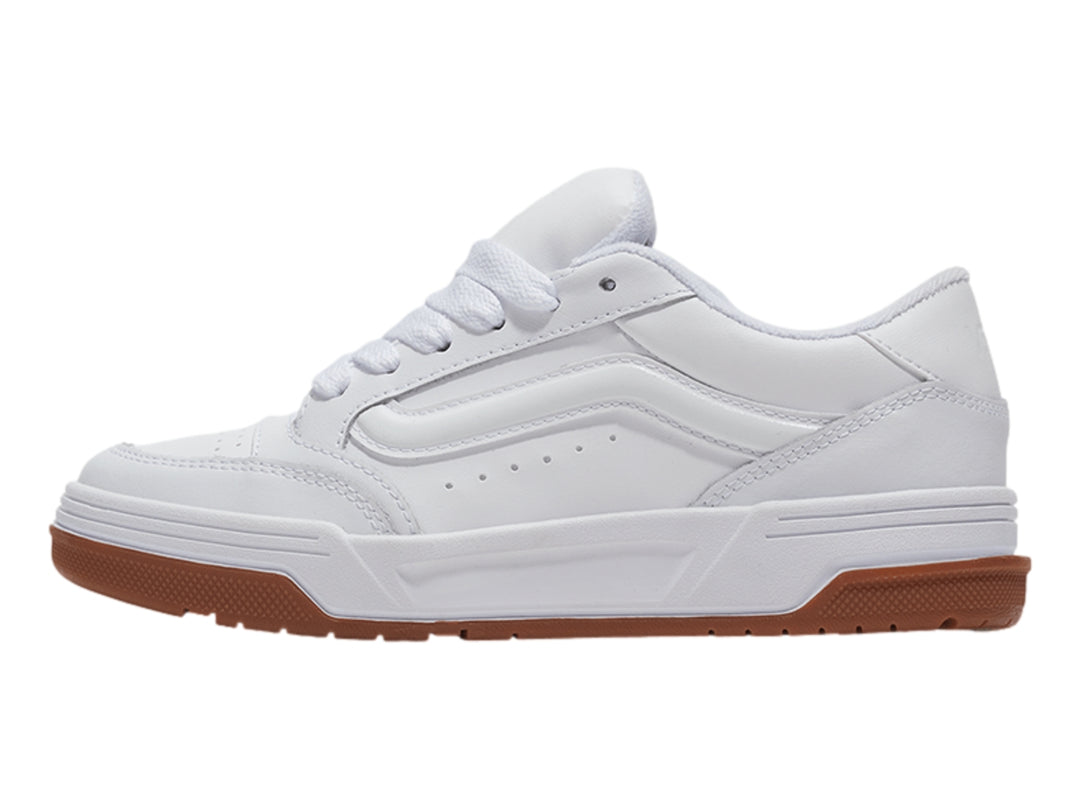 Tenis Vans Hylane en color blanco con suela de goma marrón, diseño casual y cordones blancos.