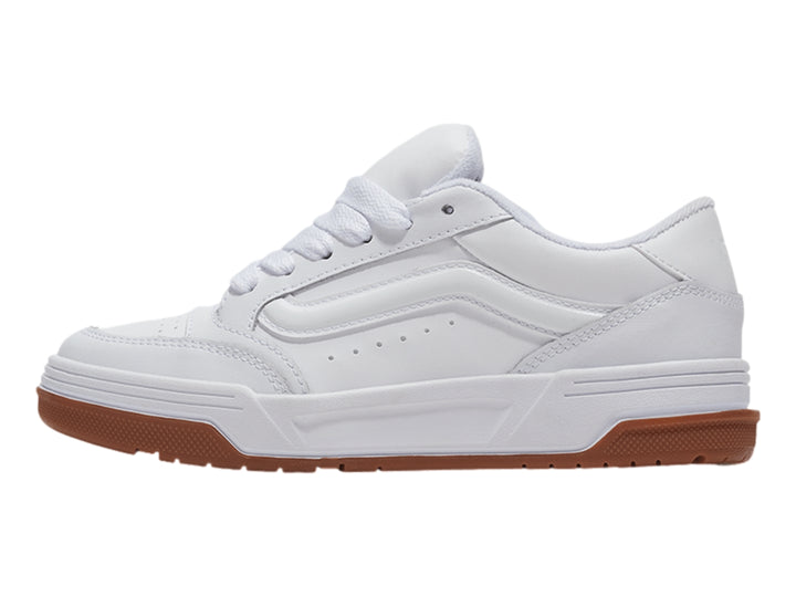 Tenis Vans Hylane en color blanco con suela de goma marrón, diseño casual y cordones blancos.
