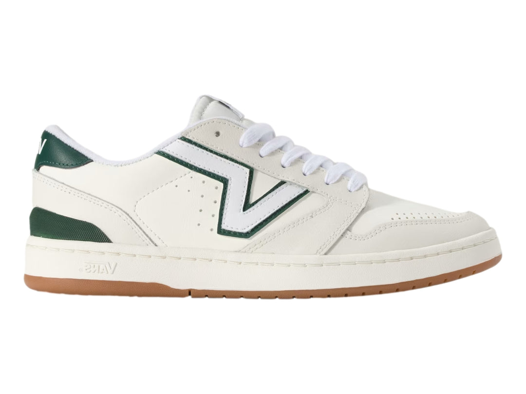 Tenis Vans Lowland 2.0 blancos con detalles en verde esmeralda y suela de goma color caramelo.