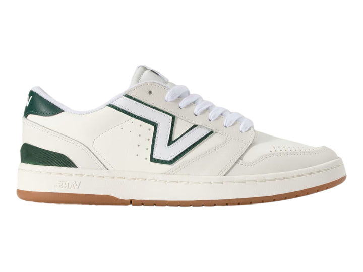 Tenis Vans Lowland 2.0 blancos con detalles en verde esmeralda y suela de goma color caramelo.