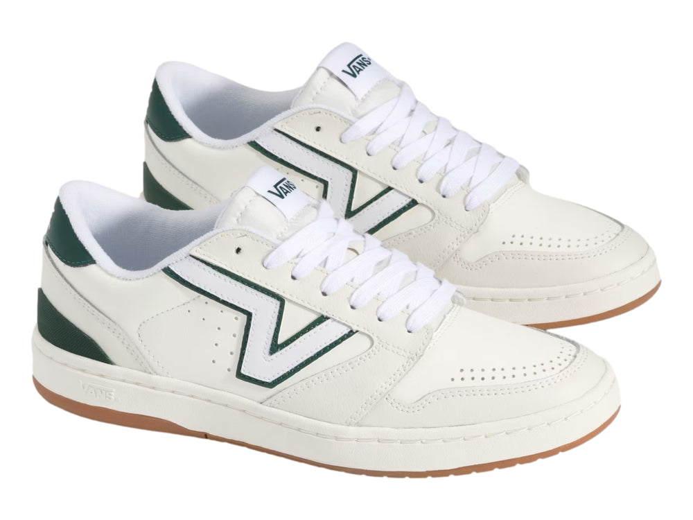 Tenis Vans Lowland 2.0 blancos con detalles en verde esmeralda y suela de goma color caramelo.