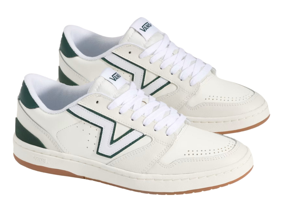Tenis Vans Lowland 2.0 blancos con detalles en verde esmeralda y suela de goma color caramelo.
