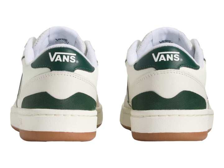 Tenis Vans Lowland 2.0 blancos con detalles en verde esmeralda y suela de goma color caramelo.