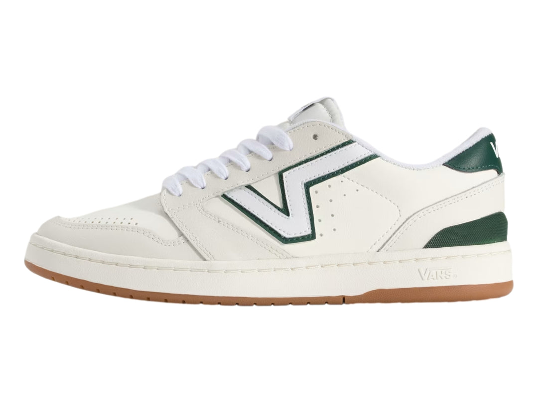 Tenis Vans Lowland 2.0 blancos con detalles en verde esmeralda y suela de goma color caramelo.
