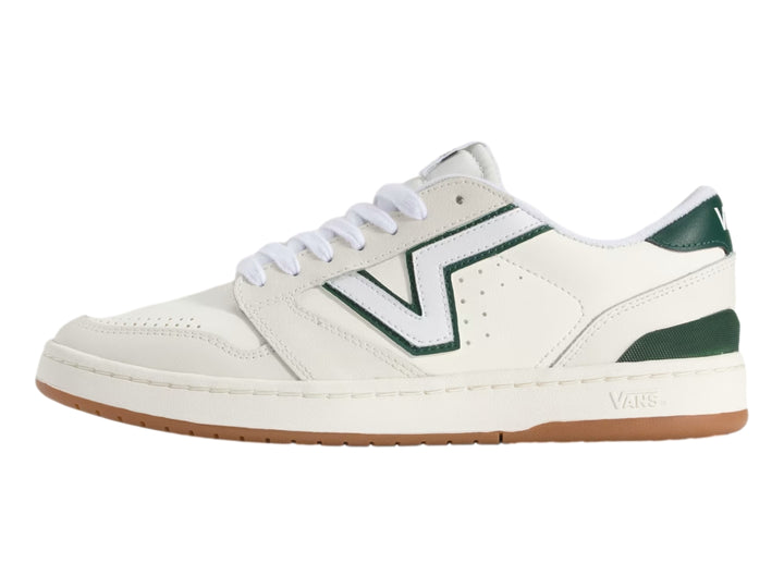 Tenis Vans Lowland 2.0 blancos con detalles en verde esmeralda y suela de goma color caramelo.