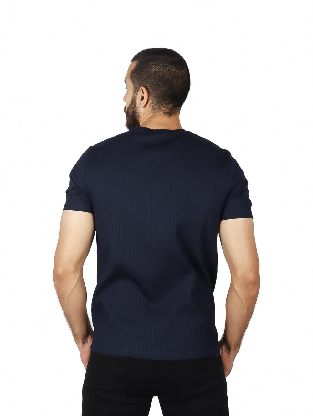 Hombre vistiendo camiseta de manga corta color azul oscuro con textura de rayas verticales.