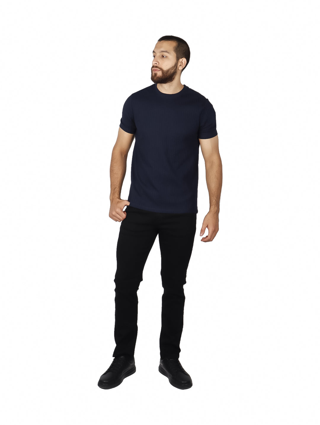 Hombre vistiendo camiseta de manga corta color azul oscuro con textura de rayas verticales.