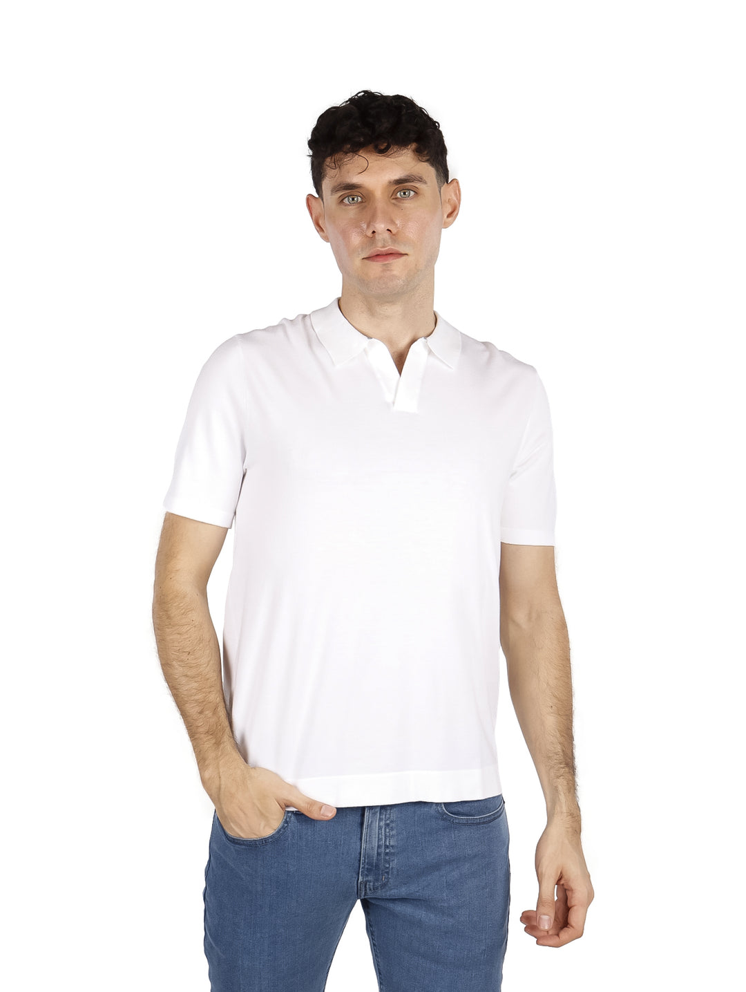 Hombre vistiendo una camiseta polo de color blanco brillante con cuello abierto y manga corta.