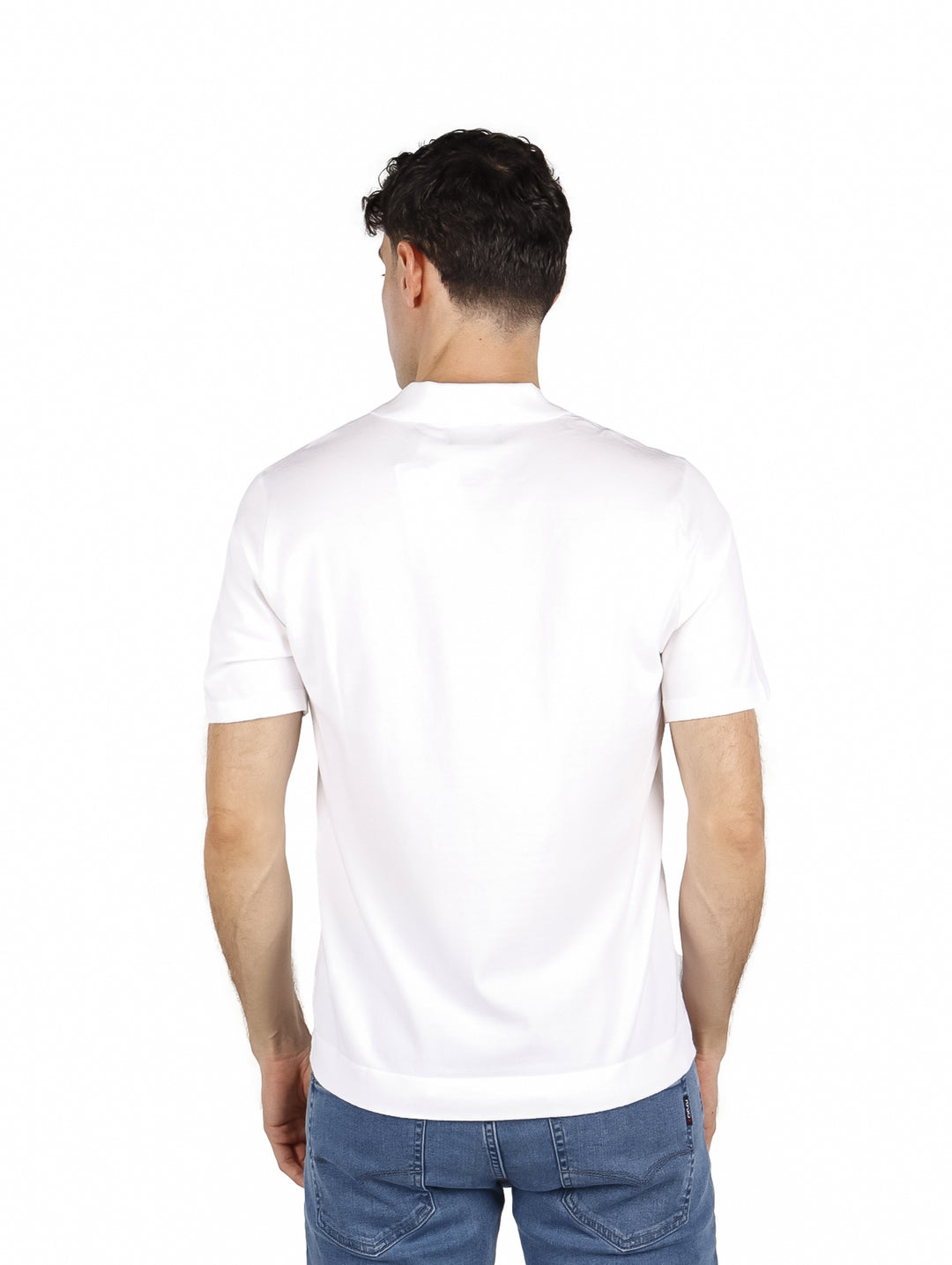 Hombre vistiendo una camiseta polo de color blanco brillante con cuello abierto y manga corta.