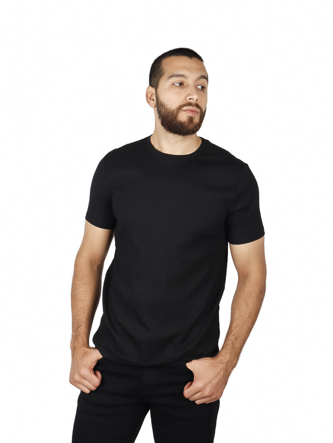 Hombre vistiendo una camiseta negra de manga corta con textura acanalada y cuello redondo.