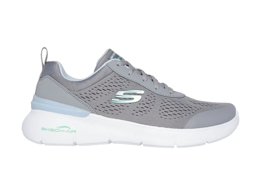 Tenis deportivos Skechers color gris con suela blanca y detalles en azul claro.