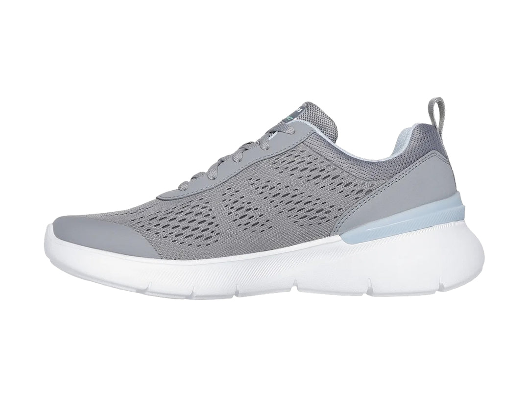 Tenis deportivos Skechers color gris con suela blanca y detalles en azul claro.