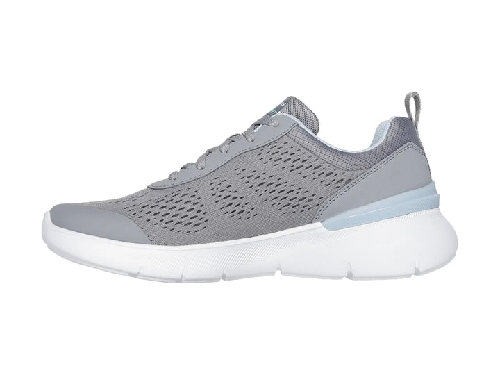 Tenis deportivos Skechers color gris con suela blanca y detalles en azul claro.