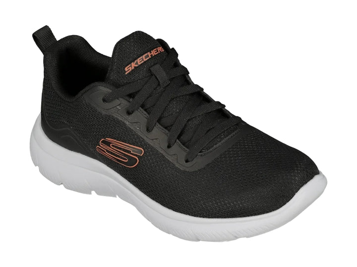 Tenis deportivos Skechers color negro con suela blanca y logotipo en tono cobre.