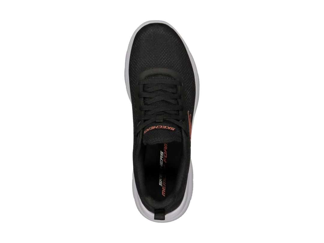 Tenis deportivos Skechers color negro con suela blanca y logotipo en tono cobre.