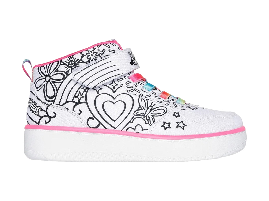 Tenis blancos Skechers para niña con estampados negros de corazones y estrellas, detalles en rosa y cordones coloridos.
