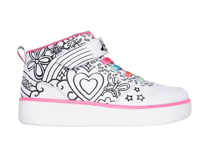 Tenis blancos Skechers para niña con estampados negros de corazones y estrellas, detalles en rosa y cordones coloridos.