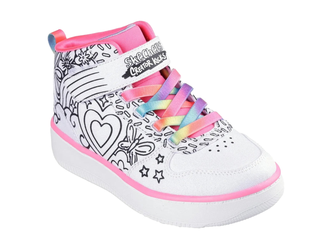 Tenis blancos Skechers para niña con estampados negros de corazones y estrellas, detalles en rosa y cordones coloridos.