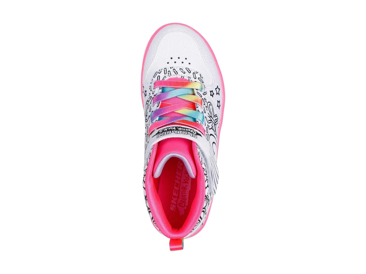 Tenis blancos Skechers para niña con estampados negros de corazones y estrellas, detalles en rosa y cordones coloridos.