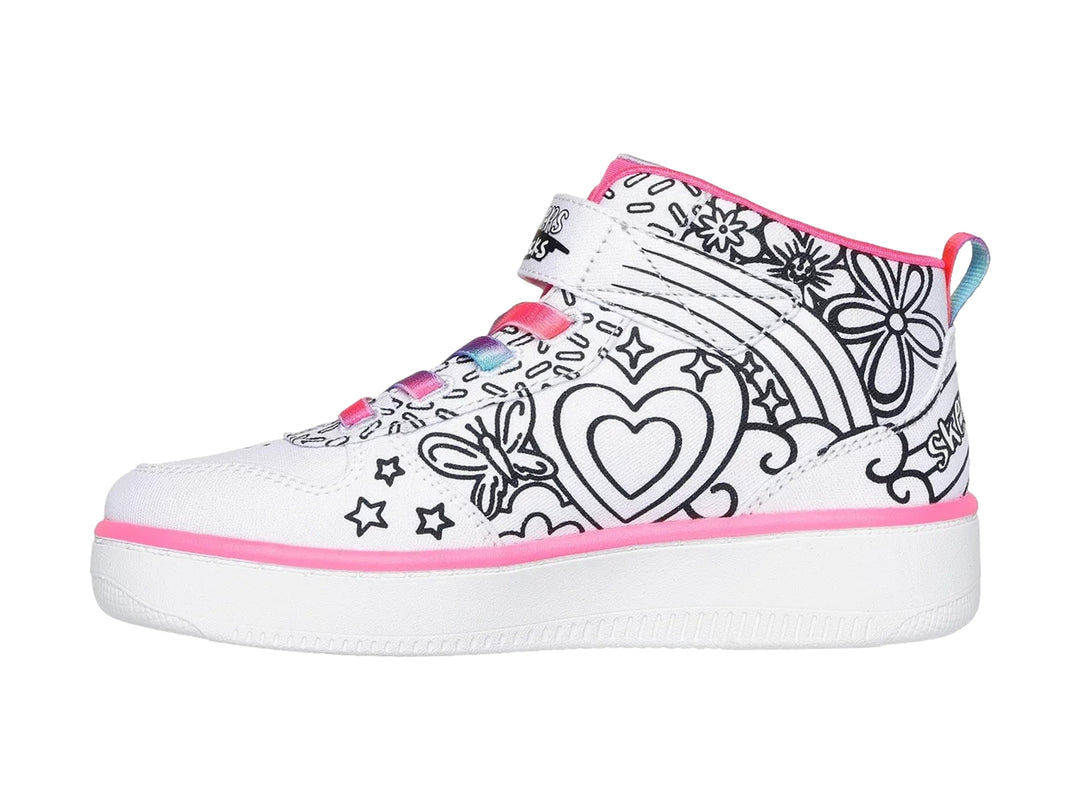 Tenis blancos Skechers para niña con estampados negros de corazones y estrellas, detalles en rosa y cordones coloridos.