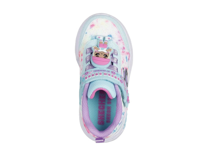 Tenis infantiles Skechers blancos con diseño multicolor en tonos rosa y azul, con detalles de estrellas y corazones.