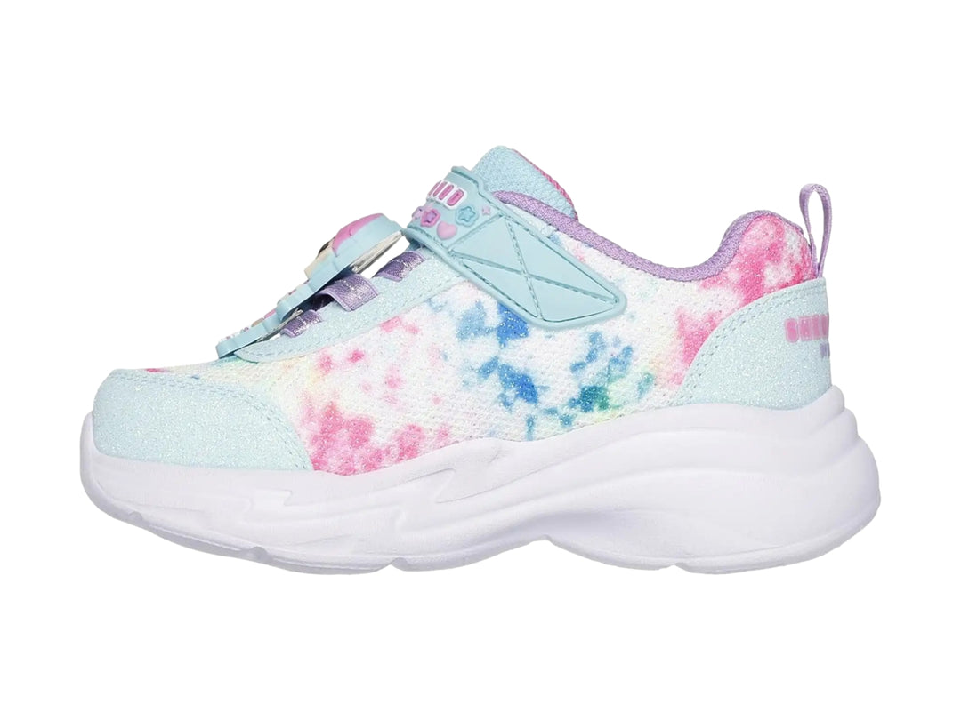 Tenis infantiles Skechers blancos con diseño multicolor en tonos rosa y azul, con detalles de estrellas y corazones.