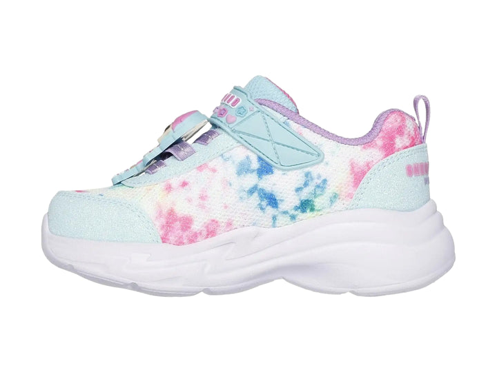 Tenis infantiles Skechers blancos con diseño multicolor en tonos rosa y azul, con detalles de estrellas y corazones.