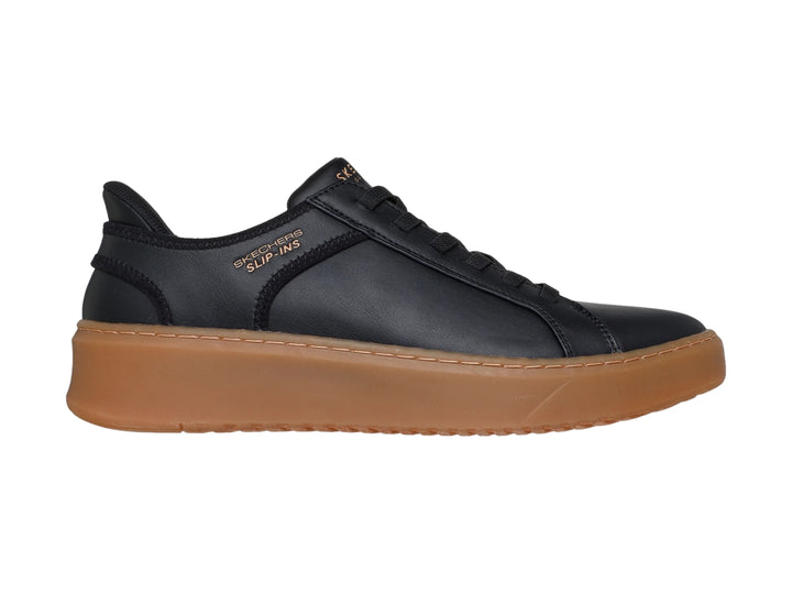Tenis Skechers negros con suela de plataforma color café y agujetas negras.