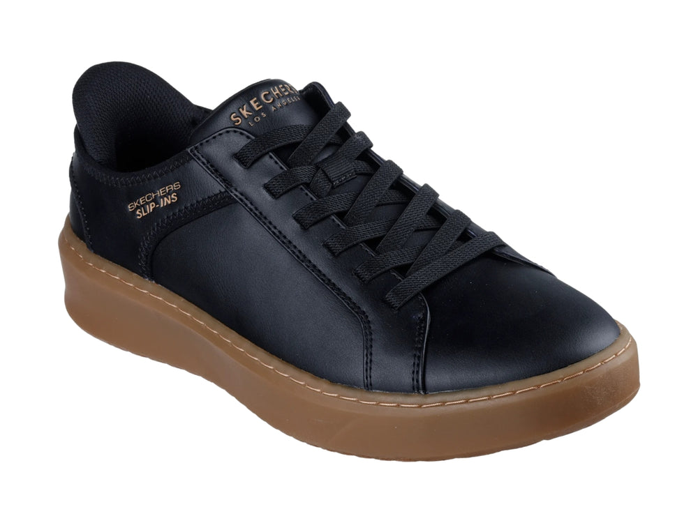 Tenis Skechers negros con suela de plataforma color café y agujetas negras.