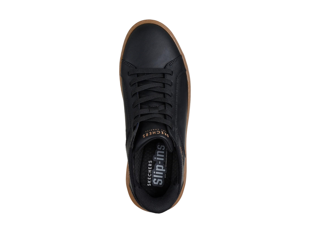 Tenis Skechers negros con suela de plataforma color café y agujetas negras.