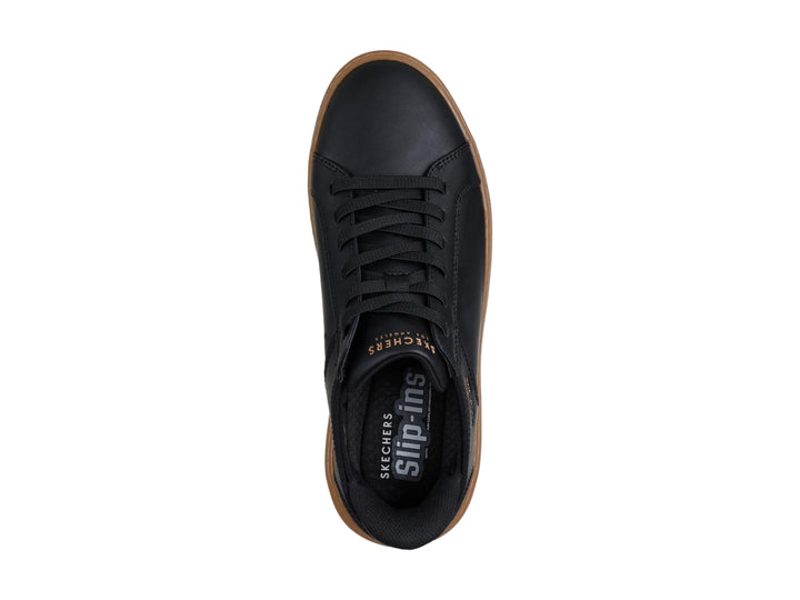 Tenis Skechers negros con suela de plataforma color café y agujetas negras.