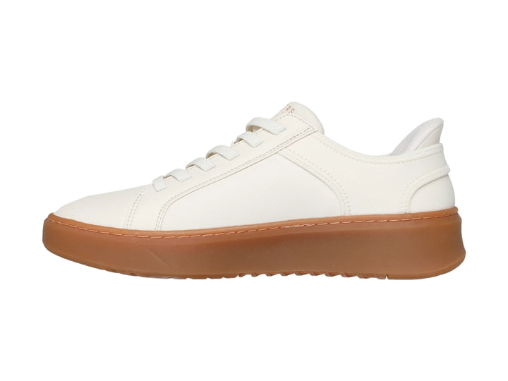 Tenis Skechers blancos con suela de goma color café y agujetas blancas.