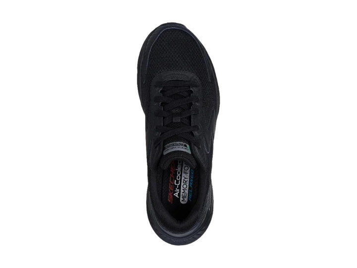 Tenis deportivos Skechers Edgeride en color negro total con suela robusta y parte superior de malla.