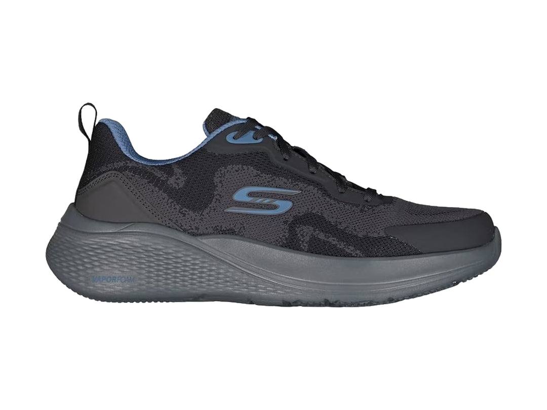 Tenis deportivos Skechers color negro con suela gris y detalles en azul, vista lateral.