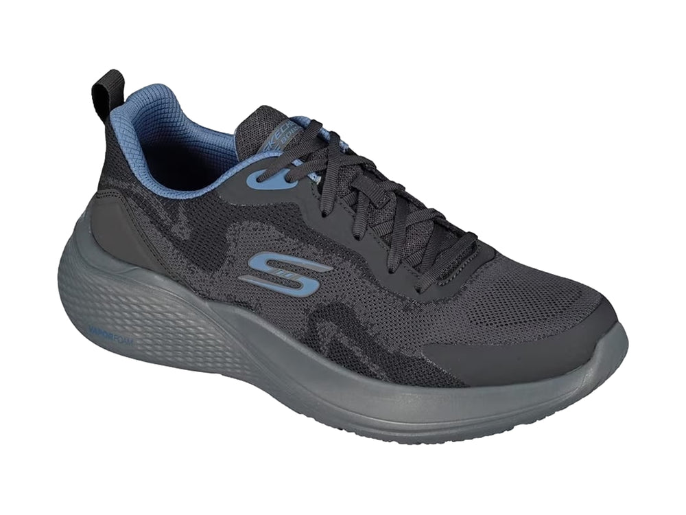 Tenis deportivos Skechers color negro con suela gris y detalles en azul, vista lateral.
