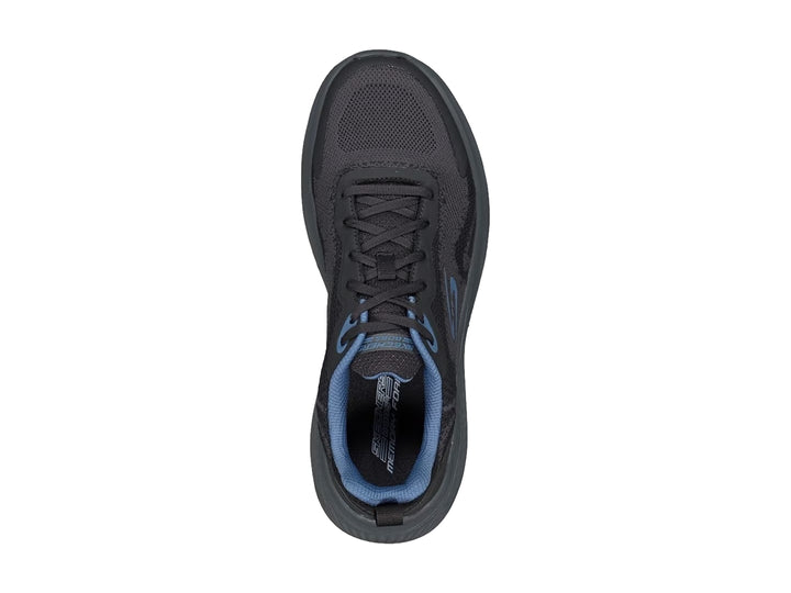 Tenis deportivos Skechers color negro con suela gris y detalles en azul, vista lateral.