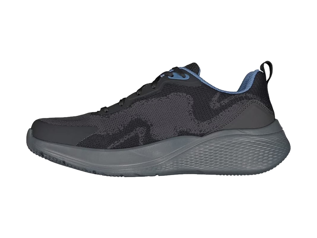 Tenis deportivos Skechers color negro con suela gris y detalles en azul, vista lateral.