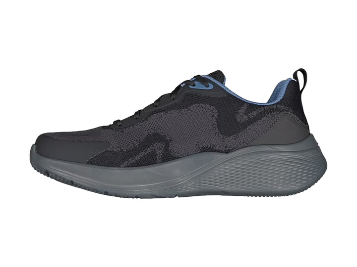 Tenis deportivos Skechers color negro con suela gris y detalles en azul, vista lateral.