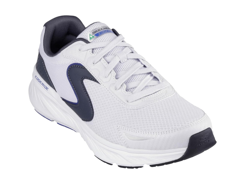 Tenis deportivos Skechers color blanco con detalles en azul marino y suela blanca.