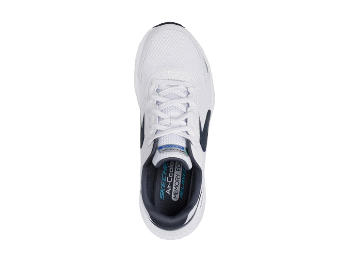 Tenis deportivos Skechers color blanco con detalles en azul marino y suela blanca.