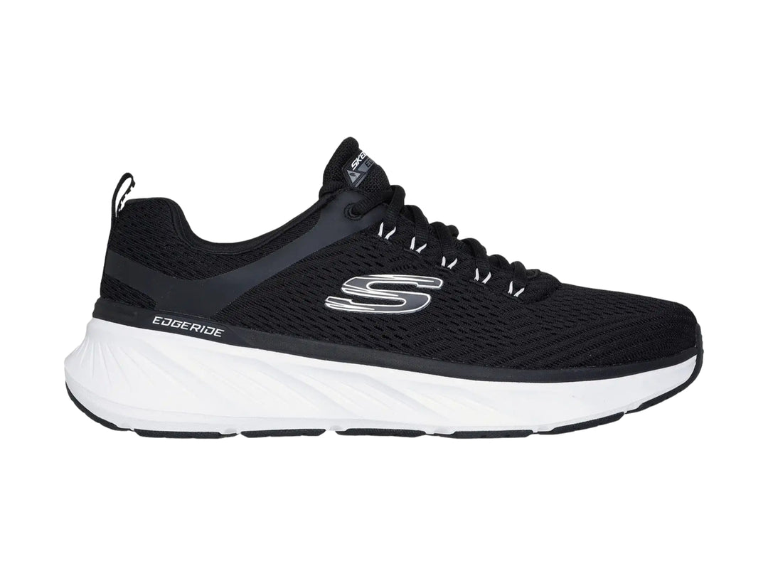 Tenis deportivos Skechers color negro con suela blanca y tejido de malla.