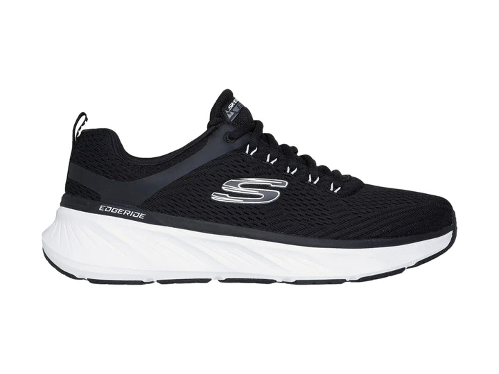 Tenis deportivos Skechers color negro con suela blanca y tejido de malla.