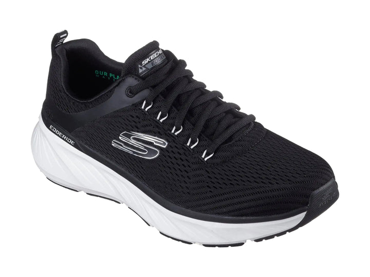 Tenis deportivos Skechers color negro con suela blanca y tejido de malla.