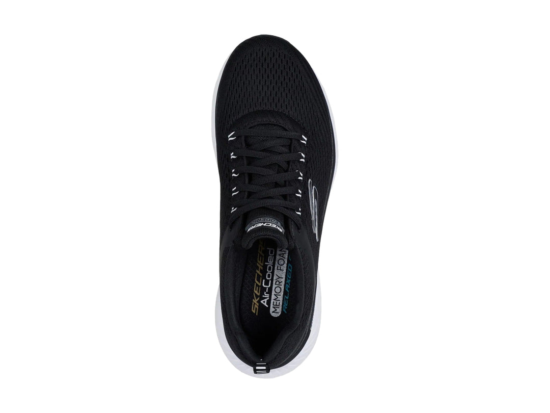 Tenis deportivos Skechers color negro con suela blanca y tejido de malla.