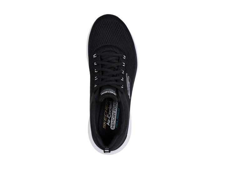 Tenis deportivos Skechers color negro con suela blanca y tejido de malla.
