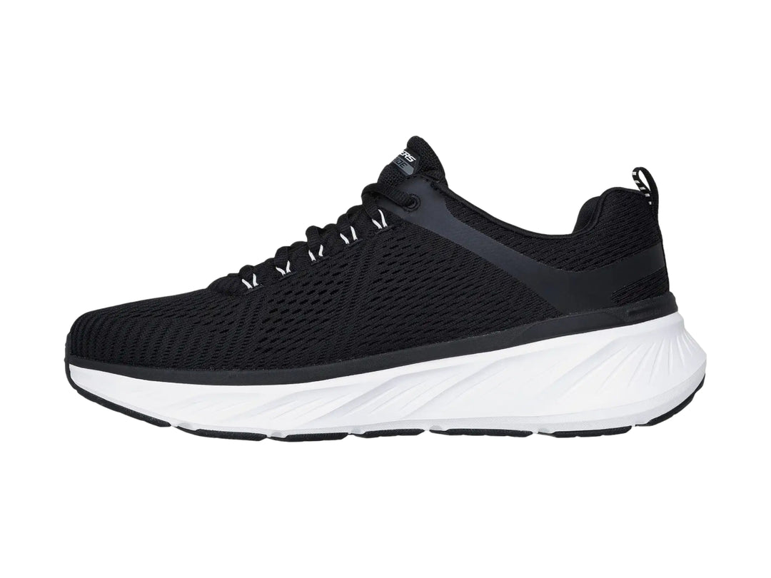 Tenis deportivos Skechers color negro con suela blanca y tejido de malla.