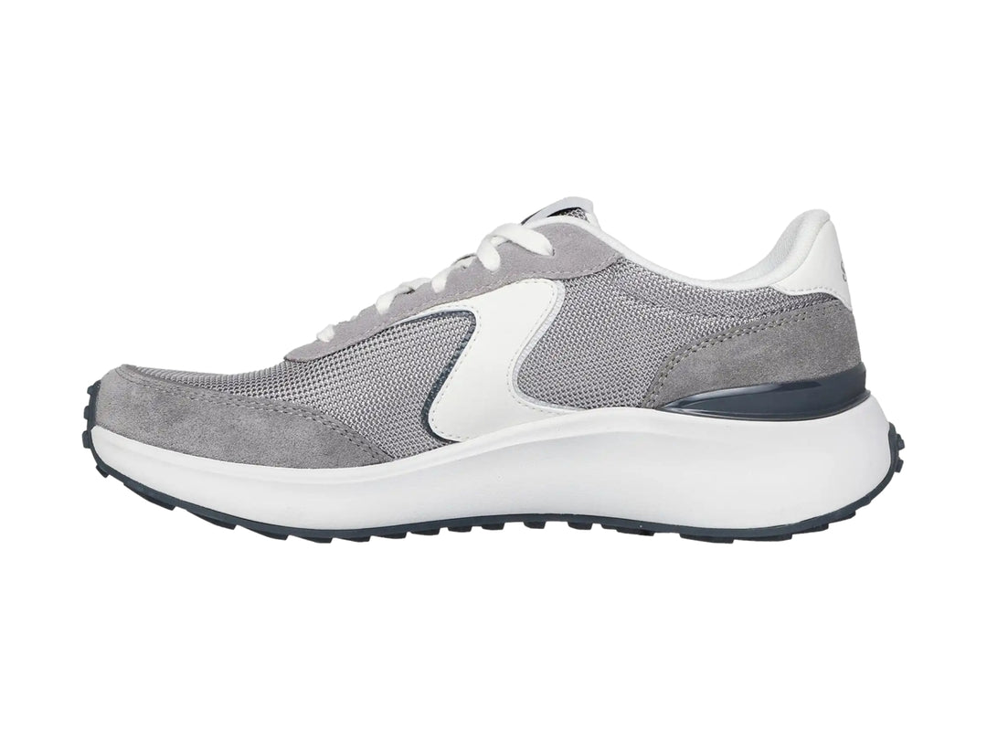 Tenis Skechers modelo Blvd en color gris con detalles blancos y suela blanca gruesa.