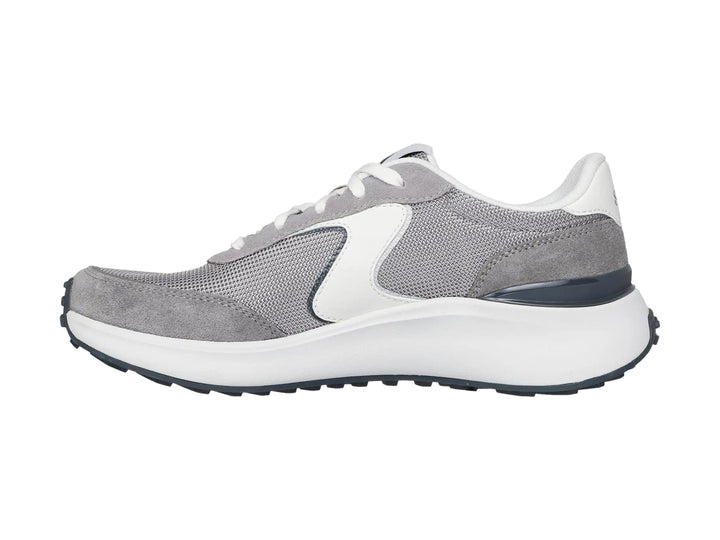 Tenis Skechers modelo Blvd en color gris con detalles blancos y suela blanca gruesa.