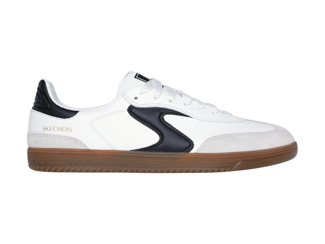 Tenis Skechers Hotshot color blanco con detalles en negro y suela de goma color café.